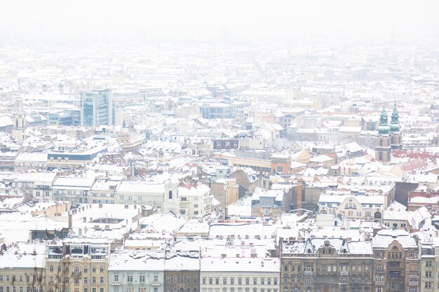 Schneebedeckte Häuser in Budapest