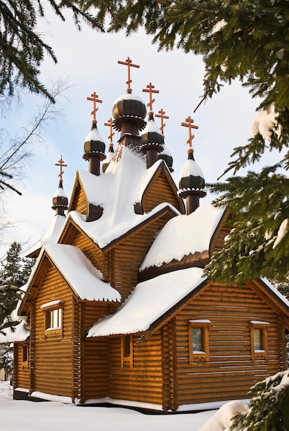 Foto schneebedeckte holzkirche