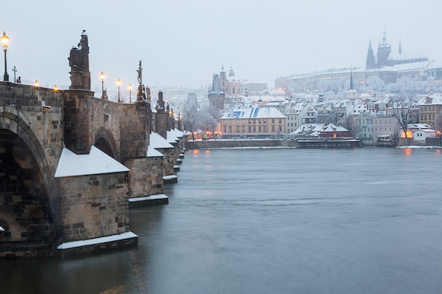 Schneebedeckte Karlsbrücke in Prag