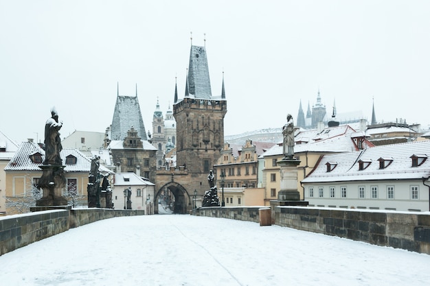 Schneebedeckte Karlsbrücke in Prag