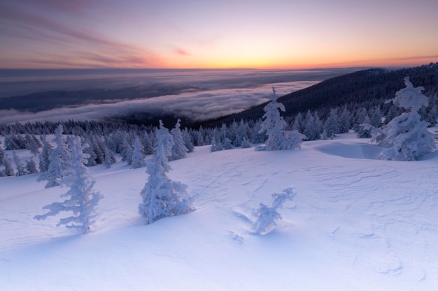 Schneebedeckte Landschaft gegen den Himmel bei Sonnenuntergang