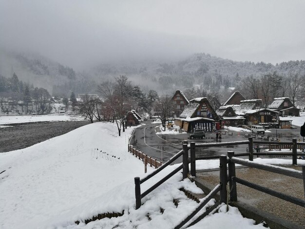 Schneebedeckte Landschaft gegen den Himmel