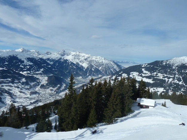 Schneebedeckte Landschaft gegen die Bergkette