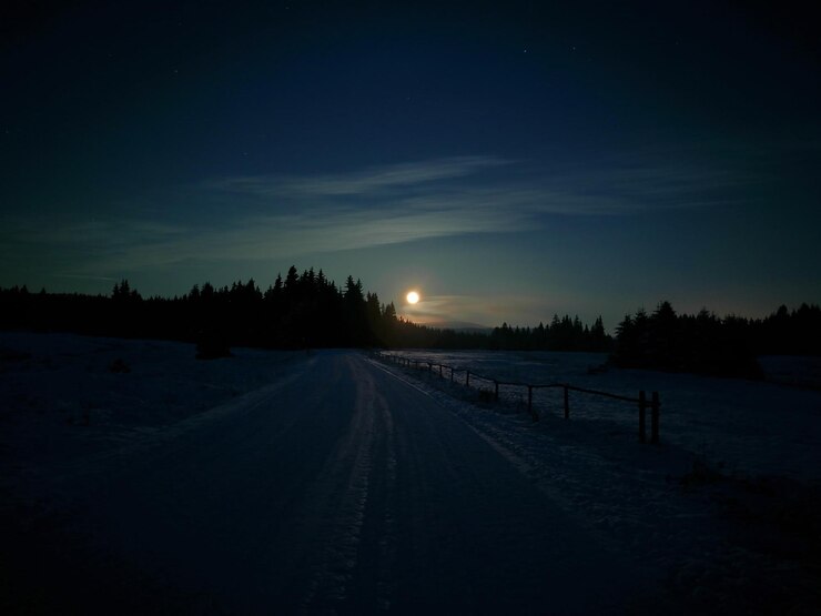 Foto schneebedeckte landschaft in der nacht