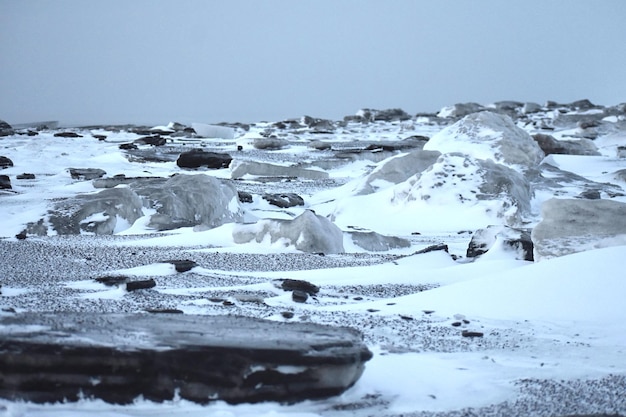 Schneebedeckte Landschaft vor dem Himmel