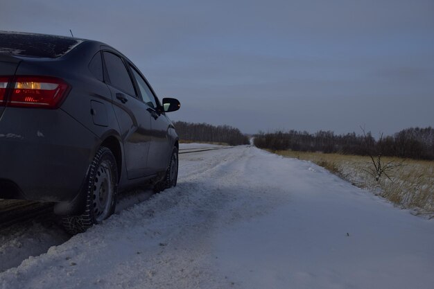 Schneebedeckte Schotterstraße im Winter Russland