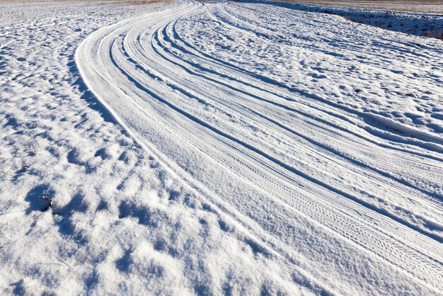 Foto schneebedeckte straße in einem feld