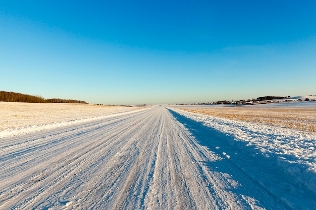 Schneebedeckte Straße nach dem letzten Schneefall