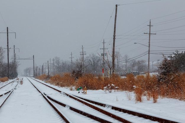 Schneebedeckter Bahnübergang