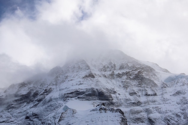 schneebedeckter Berg an einem bewölkten Tag Landschaft