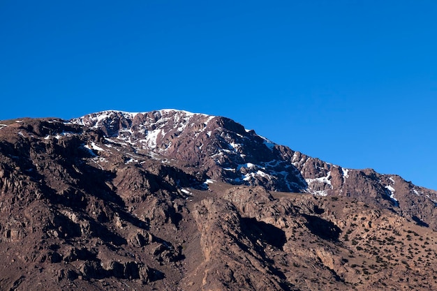Schneebedeckter Berg des Hohen Atlas in Marokko