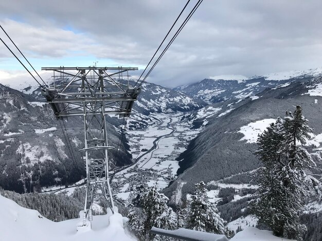 Schneebedeckter Berg gegen den Himmel