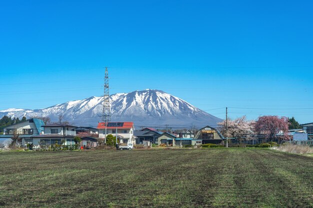 Schneebedeckter Berg Iwate mit natürlichem Hintergrund des klaren blauen Himmels