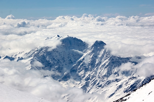 Schneebedeckter Berg mit Gletscher