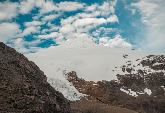 Schneebedeckter Cayambe-Vulkan in Ecuador