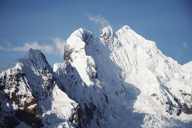 Schneebedeckter hoher Kordillerenberg