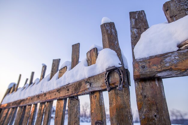 Schneebedeckter Holzzaun