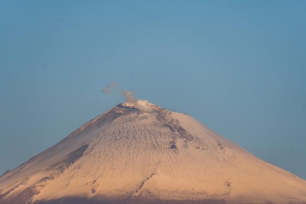 Schneebedeckter Krater des Vulkans Popocatepetl