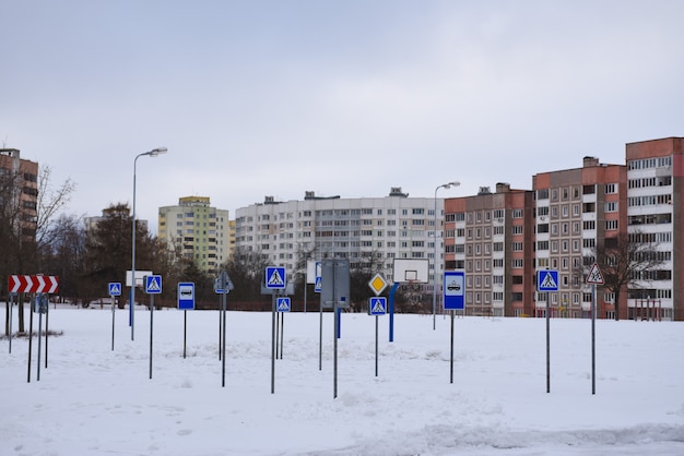 Schneebedeckter Schulspielplatz zum Erlernen der Straßenregeln