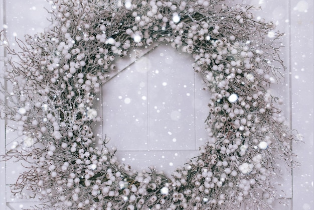 Foto schneebedeckter weihnachtskranz aus nächster nähe