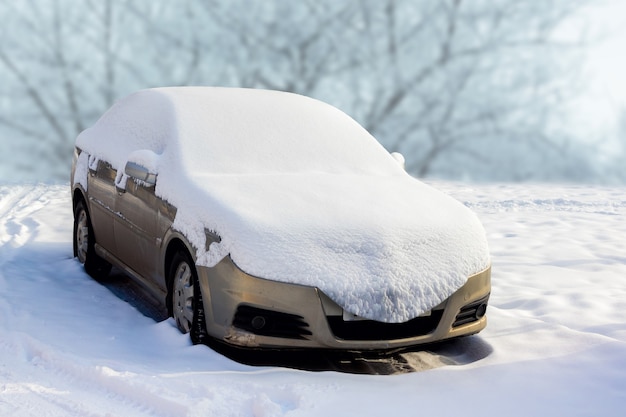 Schneebedecktes Auto während eines Schneesturms