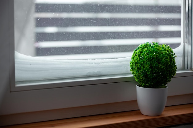 Schneebedecktes Fenster in einem Haus nach starkem Schneefall