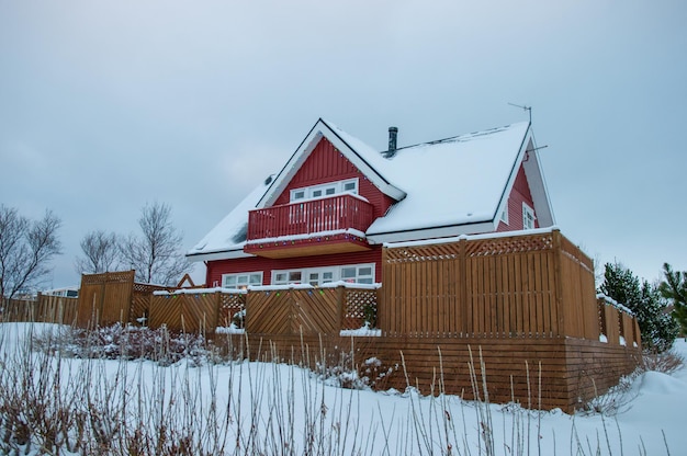 Schneebedecktes Haus im Dorf Hrisey in Island