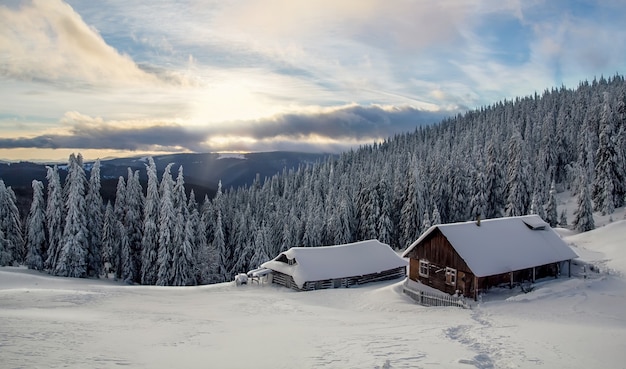 schneebedecktes Haus in den Bergen