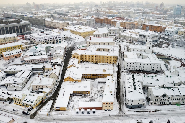 Schneebedecktes Stadtzentrum von Minsk aus großer Höhe