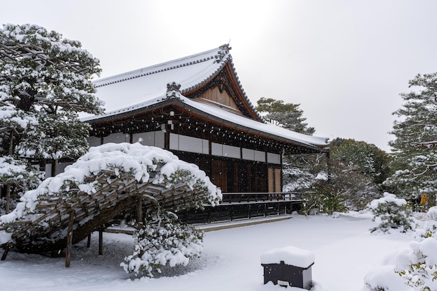 Schneebedecktes traditionelles japanisches Gebäude im Kinkakuji-Garten Kyoto Japan Schneelandschaft