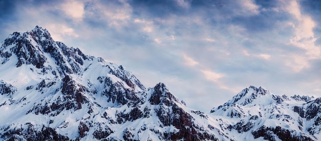 Schneeberglandschaft mit schönem Himmel, 3D-Darstellung