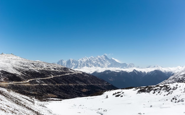 Schneeberglandschaft von namcha barwa peak im tibetischen himalaya