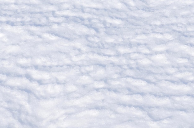 Schneebeschaffenheit im Blauton Schneebedeckter Naturwinterhintergrund