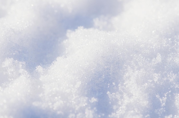 Schneebeschaffenheit im Blauton Schneebedeckter Naturwinterhintergrund