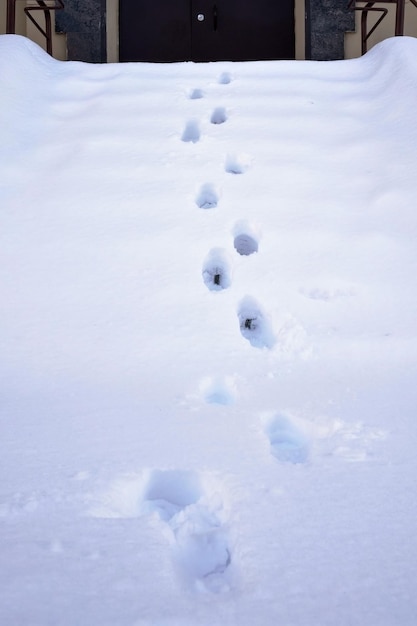 Schneebeschaffenheit mit Fußabdrücken im Winter