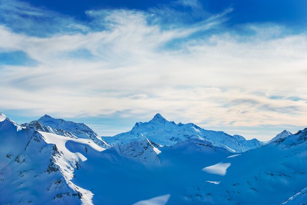 Schneeblaue Berge in den Wolken.