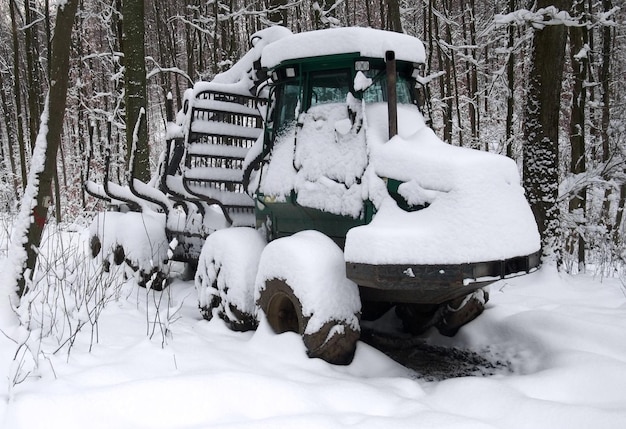 Foto schneebundenes holzfahrzeug