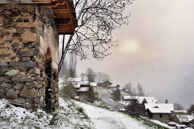 Schneefall auf einem Dorf