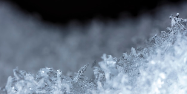 Schneeflocke auf natürlicher Schneewehe hautnah Weihnachten und Winter Hintergrund