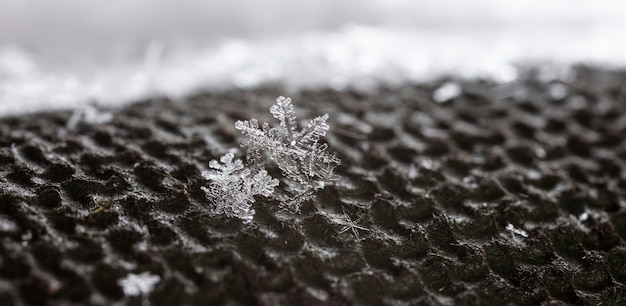 Schneeflocke auf natürlicher Schneewehe hautnah Weihnachten und Winter Hintergrund