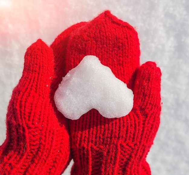 Foto schneeflocke in form von herzen