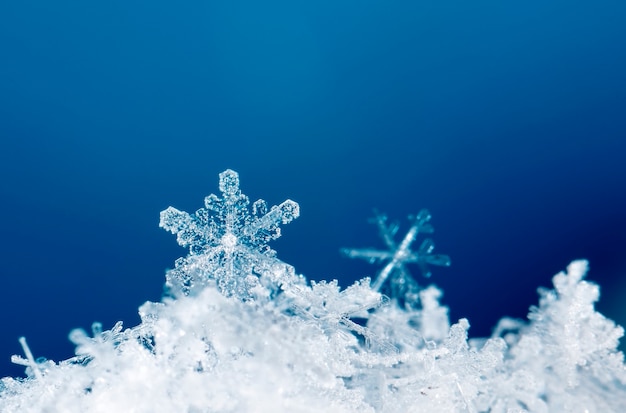 Schneeflocke, kleine Schneeflocke auf dem Schnee