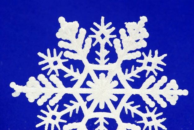 Schneeflocken isoliert auf blauem Hintergrund
