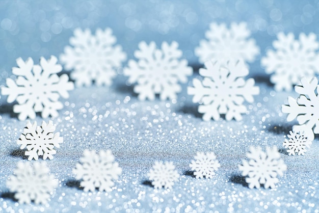 Schneeflocken mit funkelnden Glitzer auf blauem Bokeh, Platz für Text kopieren.