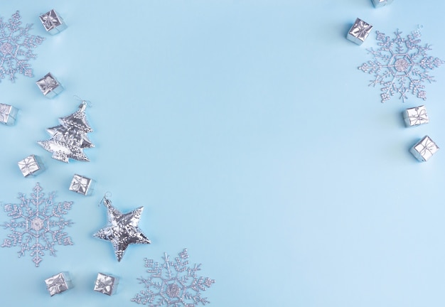 Schneeflocken und Geschenkboxen isoliert auf blau