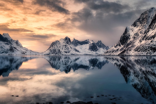 Schneegebirgsreflexion auf arktischer Küste bei Sonnenuntergang