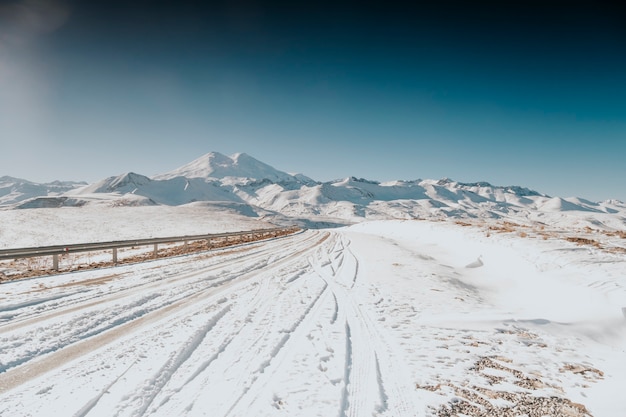 Schneegipfel des Elbrus.