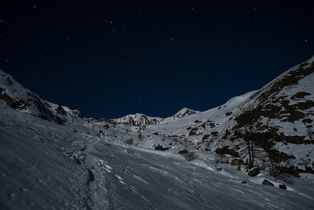 Schneehänge vom Mondlicht beleuchtet