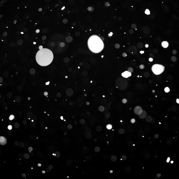 Schneehintergrund - Schneeflocken über dunklem Nachthimmel