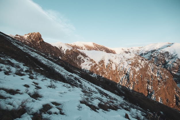 Schneeiger Berg in Armenien unter Himmel